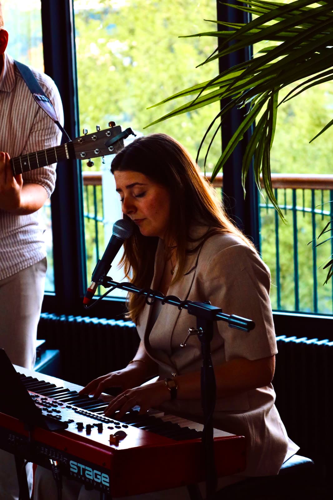Laura aan de Nord Stage piano achter de microfoon