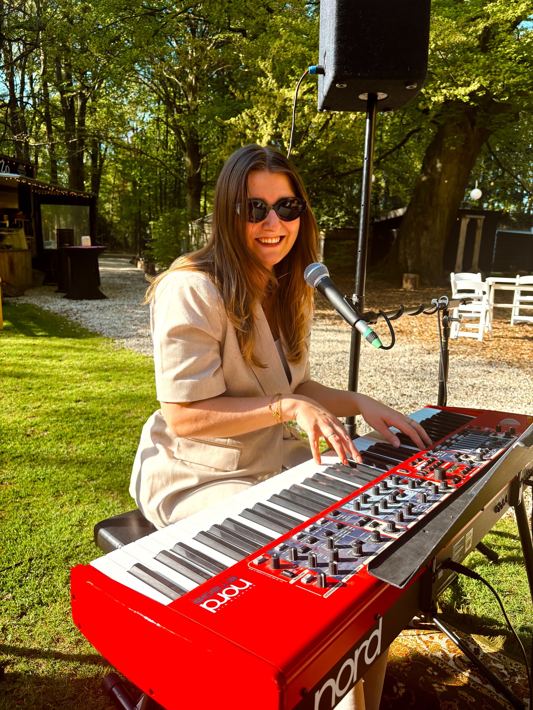 Het duo speelt in een grand venue tijdens een avondreceptie
